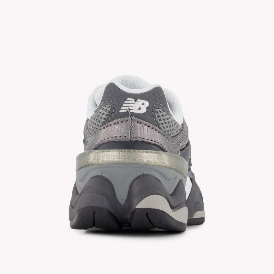 New Balance P9060 Unisex Sneakers in Donker Grijs