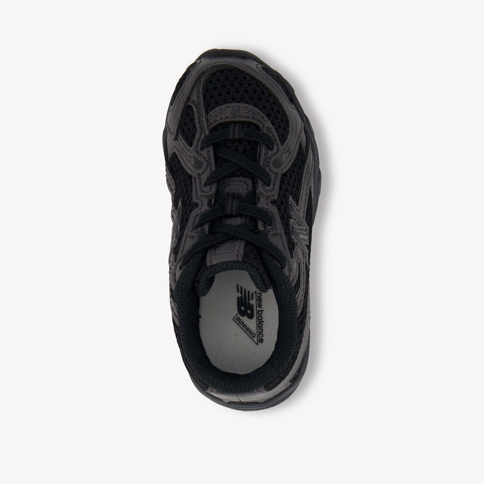 New Balance IZ740 Unisex Sneakers in Zwart