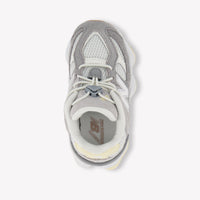New Balance IV9060 Unisex Sneakers in Licht Grijs
